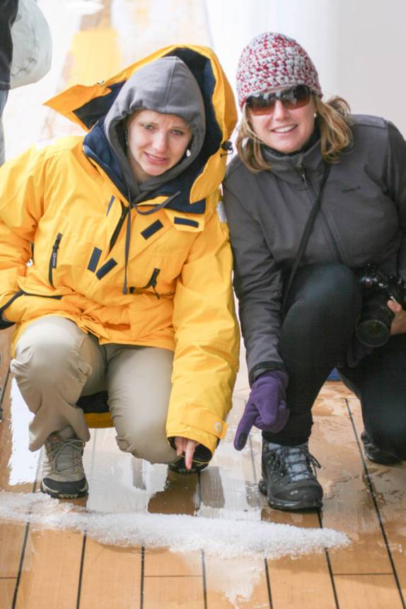 Neve no convés do Sea Spirit em Port Stanley, capital de Falkland